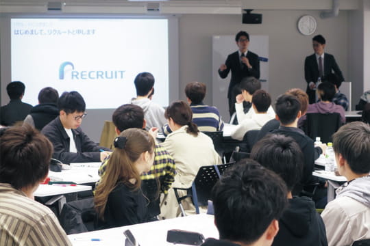 企業から課題が提示されます