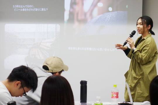 企業や他のチームの前でプレゼン