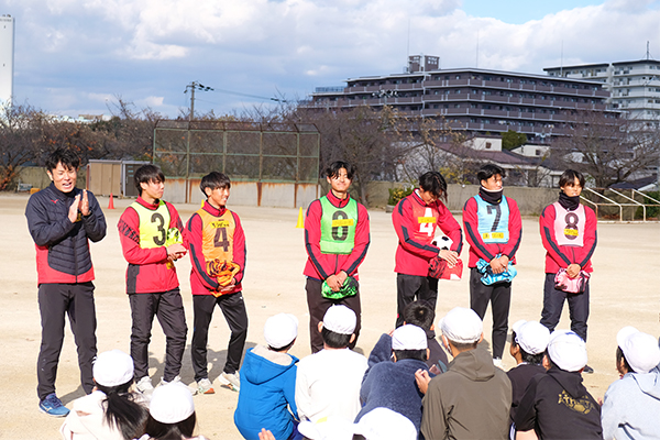 杉秋成講師（スポーツ教育センター）と本学サッカー部員が鶴山台北小学校でサッカーの授業を担当しました