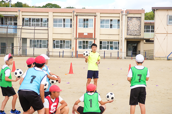 スポーツ教育センターの杉秋成講師が小学校で出張授業を行いました
