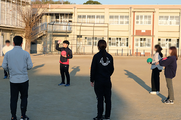 杉秋成講師（スポーツ教育センター）が和泉市立北池田小学校で教員研修会の講師を担当しました