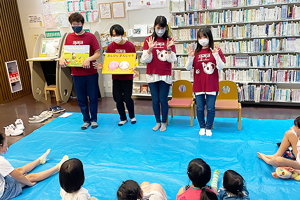 本学学生と桃山学院教育大学学生による絵本の読み聞かせイベント「よみきかせ隊」を開催しました