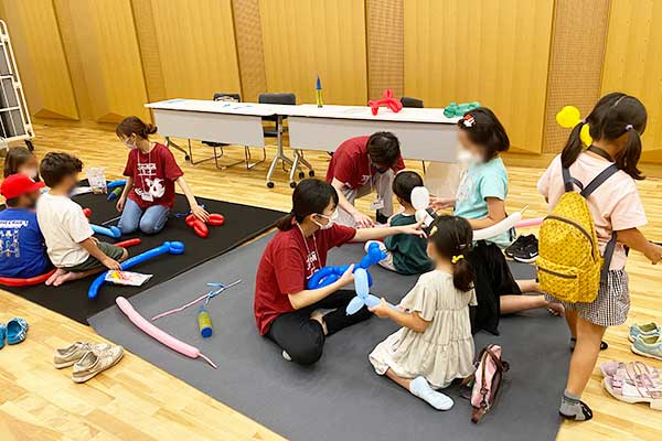 「夏のこどもワークショップDAY」（主催：フェニーチェ堺）に、本学の学生が参加しました