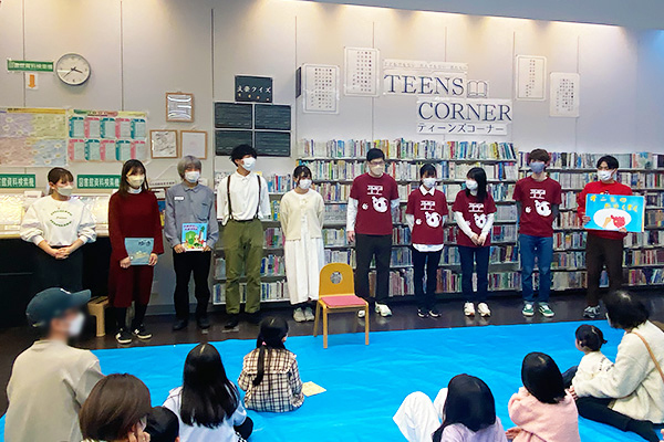 本学学生と桃山学院教育大学学生による絵本の読み聞かせイベント「よみきかせ隊」を開催しました