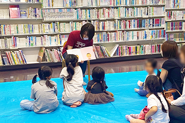 本学学生がTRCシティプラザ図書館で絵本の読み聞かせイベントを開催しました