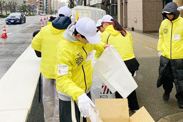 本学ボランティアスタッフの学生が大阪市内で開催されたマラソン大会にボランティアとして参加しました