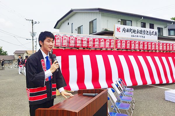 本学学生がだんじりの改修記念式典の司会を務めました
