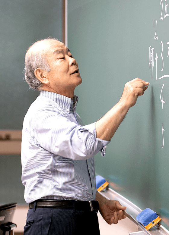 講師が黒板に文字を書いている写真