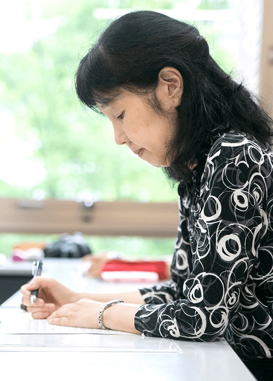 講義を受ける女性の写真