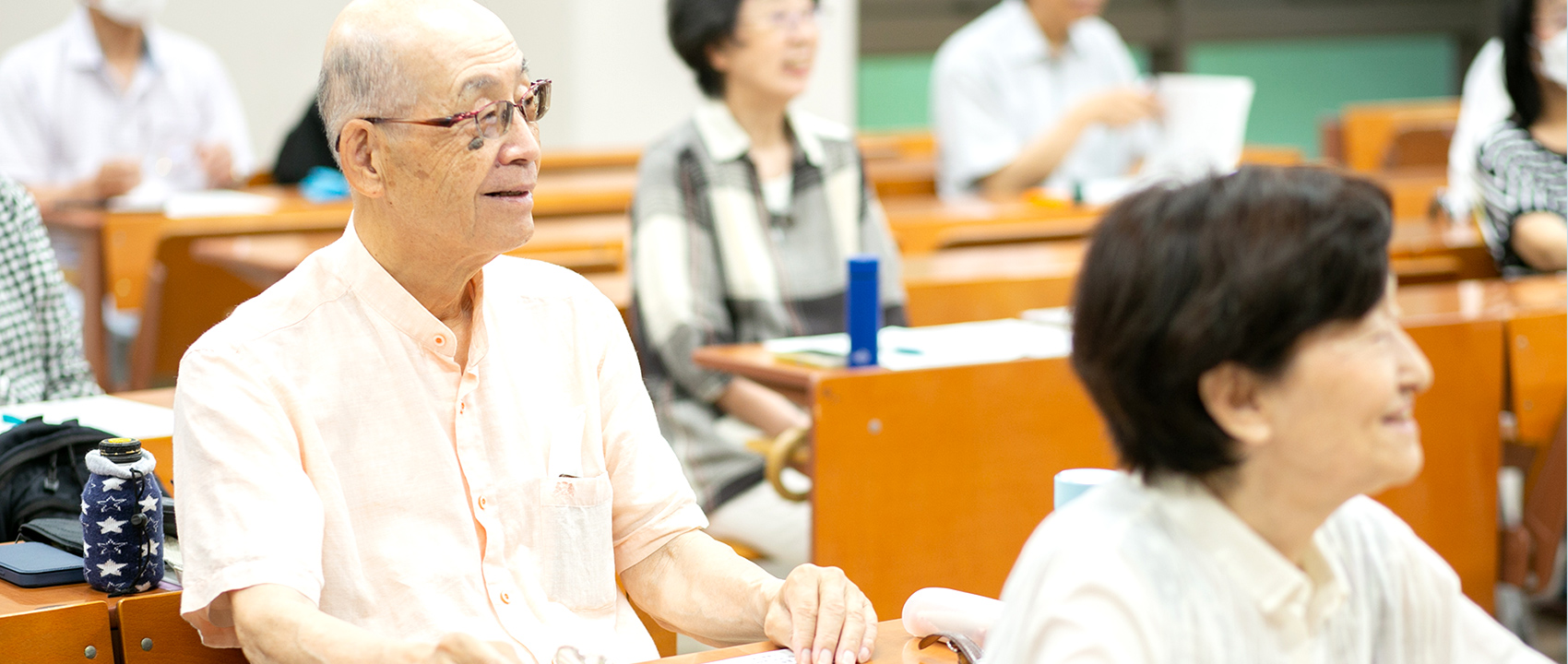 受講生が公開講座を受けている写真