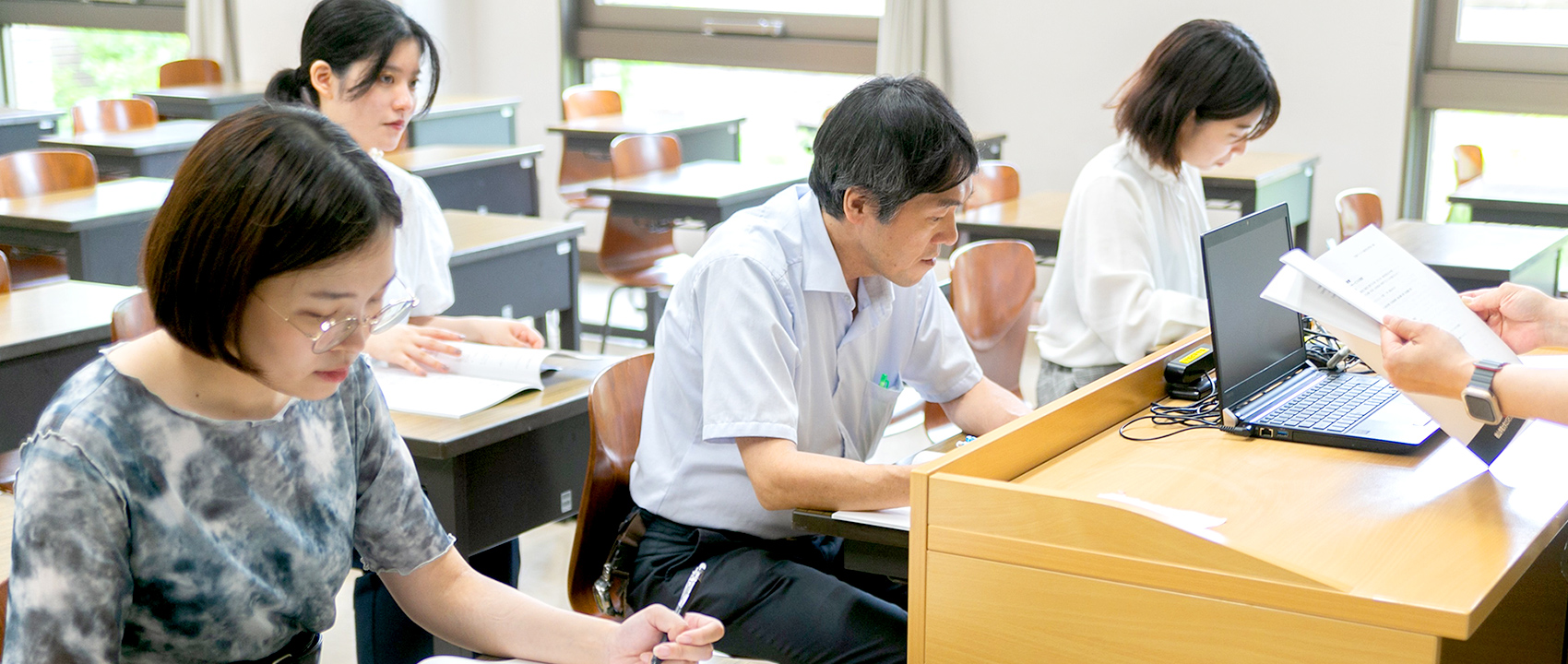 受講生が司書講習を受けている写真