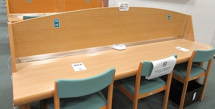 2階閲覧席写真:電源タップ