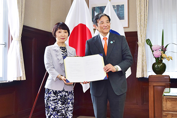 （左から）牧野丹奈子学長と仁坂吉伸和歌山県知事