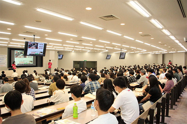 大学説明会は、教室が満席になりました(和泉キャンパス)