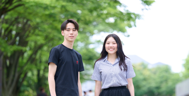 桃山学院大学の男子生徒と女子生徒