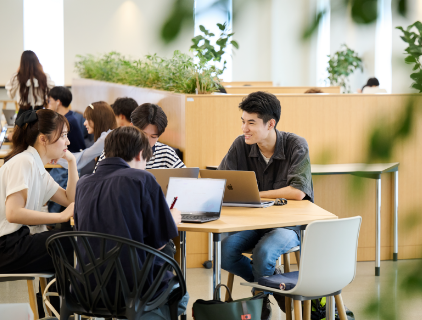 談笑する桃山学院大学の生徒たち
