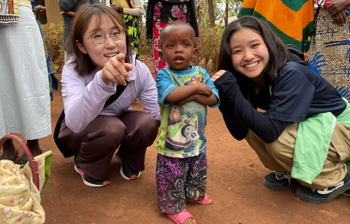 桃山学院大学の生徒と海外の子ども